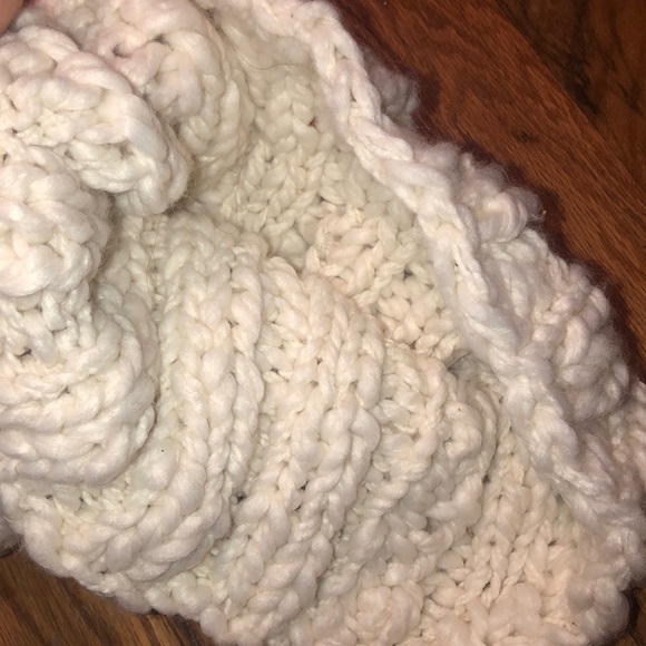 American Eagle White Infinity Scarf - Picture 4 of 5